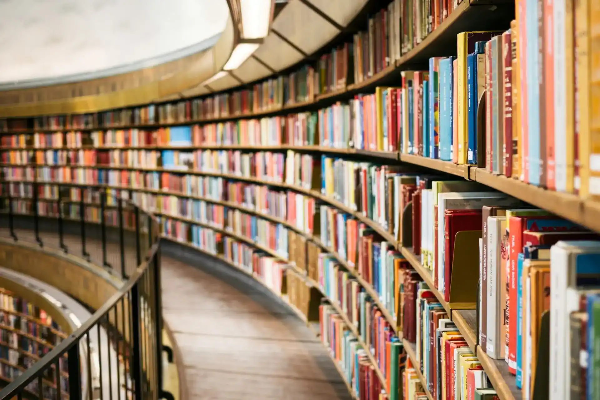 Estanterías de una biblioteca llenas de libros